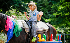 Regenbogental patient on horseback